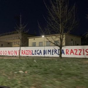 "Lega di m... Razzisti": la scritta sui muri esterni della sede storica di Via Bellerio a Milano