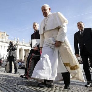 Papa Francesco: "Tutti i giorni in Chiesa ma odiando gli altri? Meglio atei"