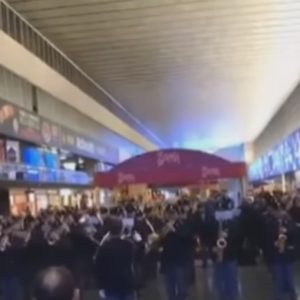 Polizia di Stato suona per i viaggiatori nella stazione Termini a Roma