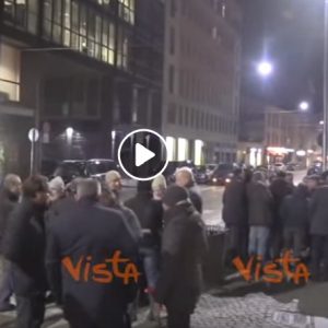 Ncc protestano contro Beppe Grillo a Milano: "Governo nuovo ma non è cambiato niente"