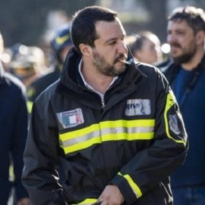 Saviano contro Salvini per l'uso delle divise. Il ministro: "Non sa più cosa inventarsi"