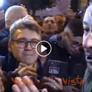 Matteo Salvini ad Afragola, un fan: "Elimina Saviano". E lui sorridendo: "Lunga vita a Saviano" VIDEO