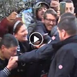 Matteo Salvini ad Afragola (Napoli): il baciamano in mezzo alla folla adorante