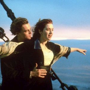 Coppia prova a replicare la scena di Titanic ma cadono in acqua e muoiono annegati