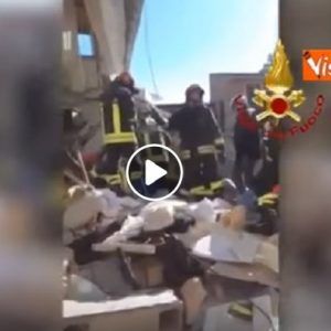 Avezzano, esplosione della casa: vigili del fuoco estraggono persono dalle macerie VIDEO