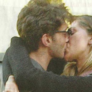 Belen Rodriguez e Stefano De Martino, è ufficiale: il VIDEO del bacio in aeroporto