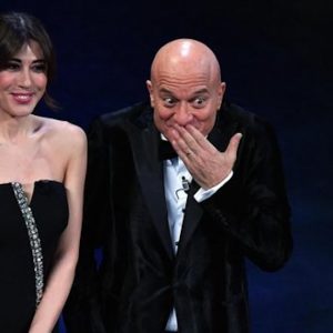 YOUTUBE Sanremo 2019, gaffe di Claudio Bisio: fa "ciao" con la mano ad Andrea Bocelli