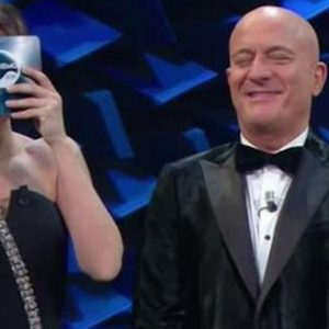 Sanremo 2019, Bisio gaffe: chiama Virginia Raffaele "Michelle". Lei risponde: "Crozza" VIDEO
