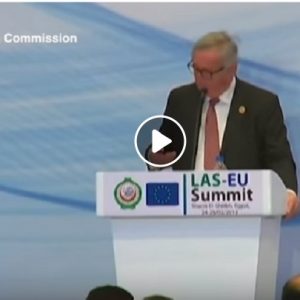 Jean-Claude Juncker, il suo telefono squilla durante conferenza