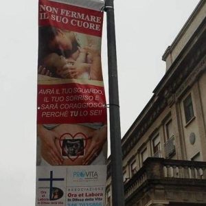 Milano, cartellone anti-abortista davanti all'ospedale Mangiagalli: "Non fermare il suo cuore. Avrà il tuo sguardo"