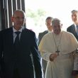 Papa Francesco visita la struttura per i senzatetto dell'aeroporto di Fiumicino