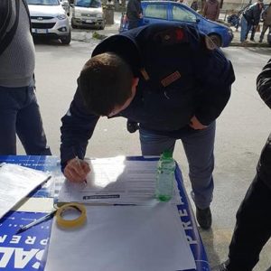 Palermo, poliziotto in divisa al gazebo pro-Salvini: come ad Ascoli, altra inchiesta
