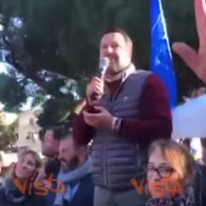 Matteo Salvini in Sardegna, cantano Bella ciao al comizio. Lui: "Andate a Sanremo" VIDEO