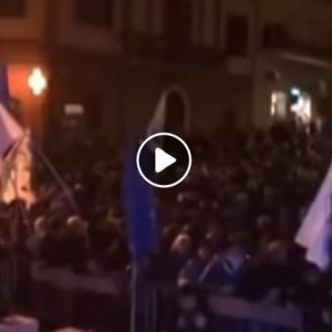 Giulianova, contestatore urla a Salvini: "Assassino". Lui: "Hai vinto 10 migranti a casa tua"