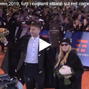 Sanremo: i concorrenti sfilano sul Red Carpet la sera prima del festival VIDEO