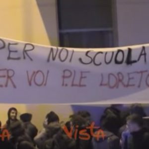 Torino, anarchici alla polizia: "Per noi scuola Diaz, per voi piazzale Loreto" VIDEO