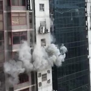 Bangladesh, incendio nel super grattacielo a Dacca: persone si lanciano dalle finestre