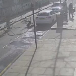 Londra, ciclista 30enne riceve calcio senza motivo: cade a terra dalla bici, è grave