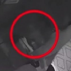 Bimba graffiata al volto: la telecamera installata sulla culla ripende un "fantasma"