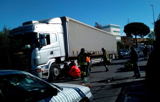 Roma, incidente su via Collatina: uomo investito da camion2