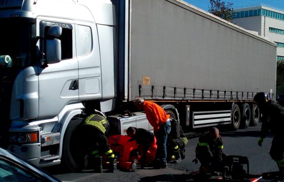 Roma, incidente su via Collatina: uomo investito da camion4