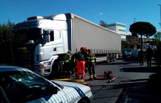 Roma, incidente su via Collatina: uomo investito da camion5
