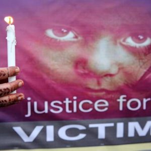 India: 12enne stuprata, strangolata e decapitata da fratelli e zio. Avvocati si rifiutano di difenderli