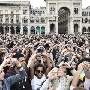 Milano, 200.000 in piazza contro il razzismo con lo slogan "prima le persone"