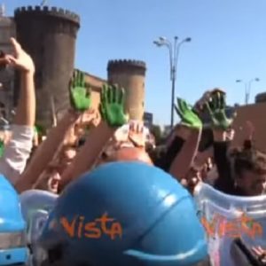 Napoli, momenti tensione e slogan anti Salvini durante corteo clima