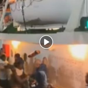 Lampedusa, lo sbarco dei migranti dalla nave Mare Jonio