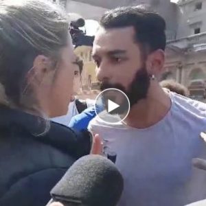 Verona, fan di Salvini fa il saluto romano e mostra il lato b alla poliziotta VIDEO