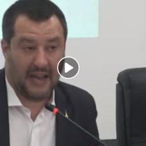Salvini: "Non mi metto la giacca dei Vigili del Fuoco sennò mi rompono"