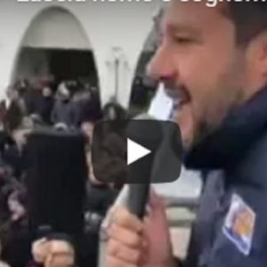 Salvini al contestatore: "lascia nome e cognome, hai vinto 10 migranti da mantenere per un annetto