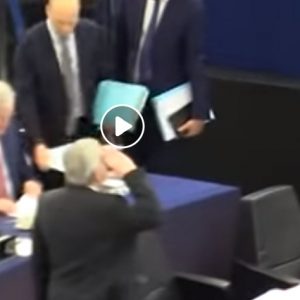 Tajani entra in aula, Juncker lo accoglie con saluto militare