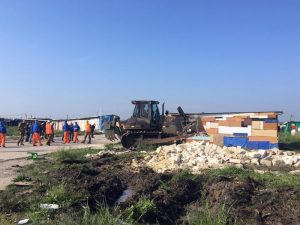 Borgo Mezzanone, incendio nella baraccopoli di migranti: un morto