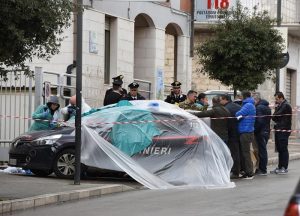 Cagnano Varano (Foggia), sparatoria nella piazza principale: carabiniere muore