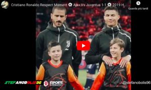 Cristiano Ronaldo accarezza la mascotte prima di Ajax-Juventus, il VIDEO è commovente