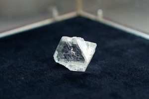 Diamante giallo raro trovato in Russia. ha 119 carati, quasi perfetto