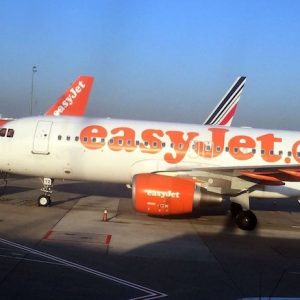 EasyJet abolisce le noccioline sui voli: rischio per i passeggeri allergici