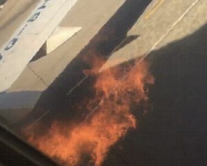 Boeing 737, fiamme dal motore prima del decollo: panico a bordo, 3 passeggeri aprono uscita emergenza