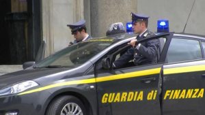 Milano, armato di katana minaccia passanti e aggredisce finanzieri