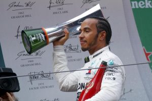 Hamilton punge la Ferrari: “Leclerc ha talento, è sbagliato depotenziarlo”