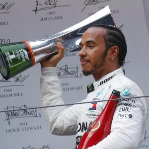 Hamilton punge la Ferrari: “Leclerc ha talento, è sbagliato depotenziarlo”