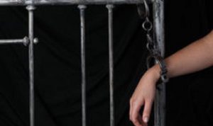 Ladispoli, incatena al letto il figlio senza acqua e cibo per punizione: arrestato
