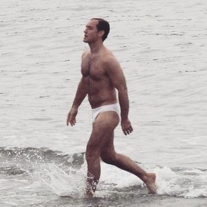 Jude Law in costume da bagno al Lido di Venezia per The New Pope FOTO