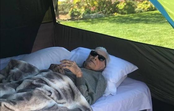 Kirk Douglas in campeggio a 102 anni