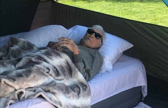 Kirk Douglas in campeggio a 102 anni2