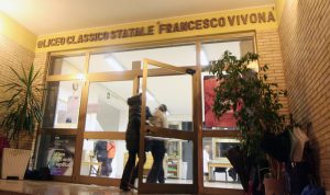 Roma, prof precipita da finestra del Liceo Vivona: è grave