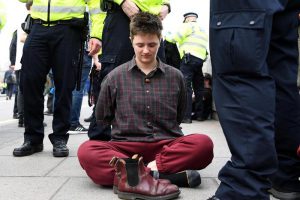 Londra finisce in ginocchio: protesta sul clima, centro occupato, 300 in prigione