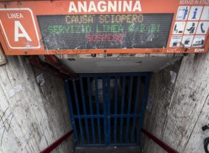 Metro A Roma, deraglia treno: chiusa anche la stazione Anagnina